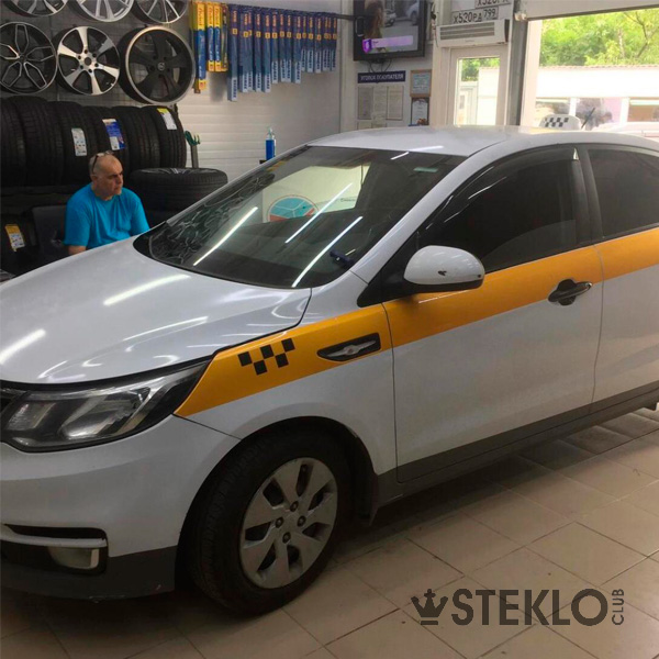 Замене лобового стекла с обогревом в зоне щёток на KIA RIO - фото №1