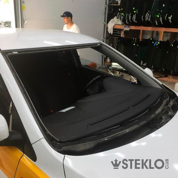Замене лобового стекла с обогревом в зоне щёток на KIA RIO - фото №3